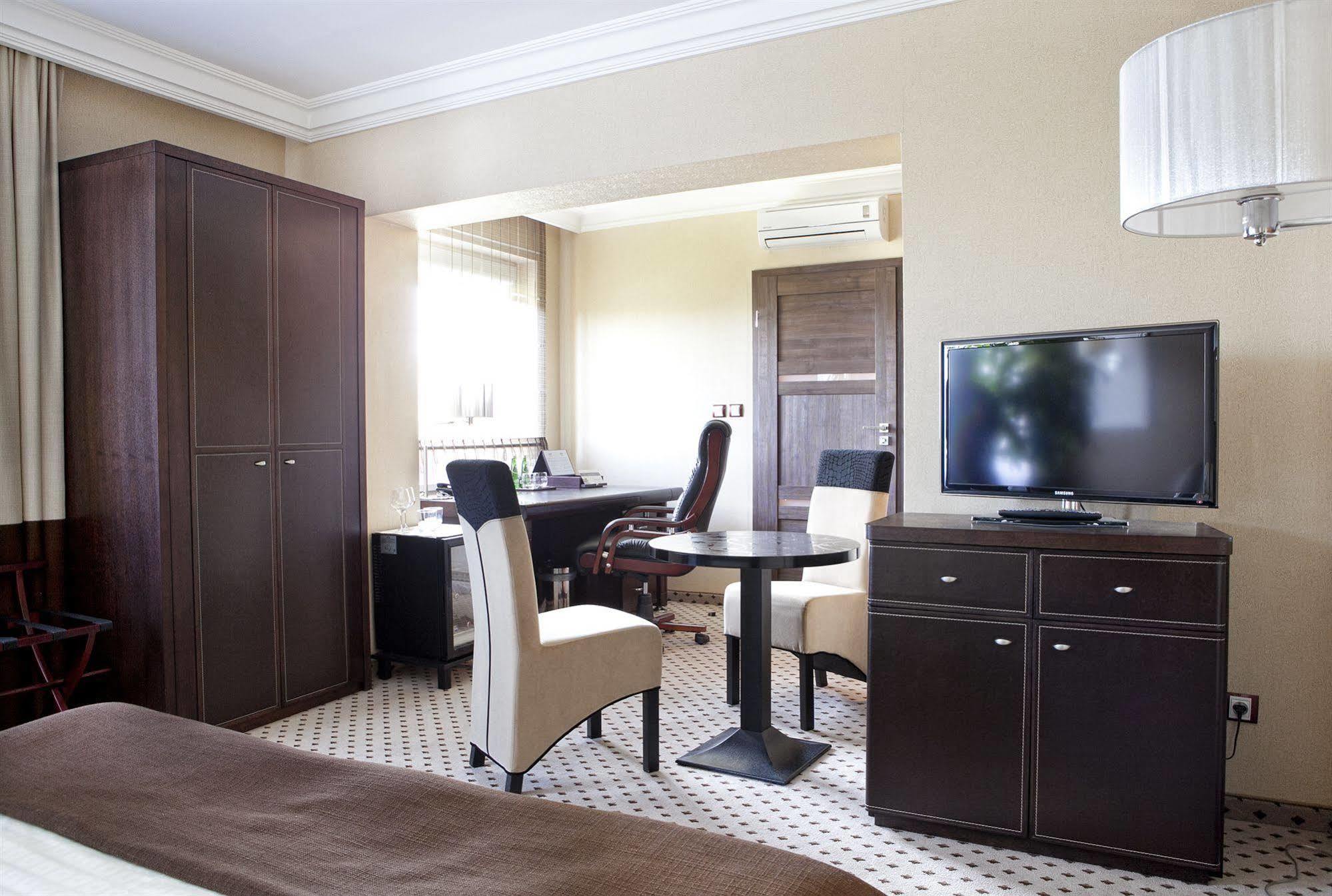 M Hotel سوسنوفييتس المظهر الخارجي الصورة